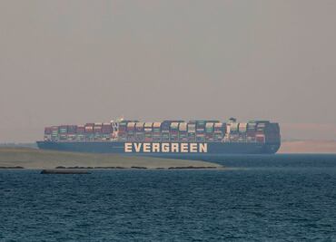 Exigen 916 millones de dólares en compensación por buque atorado en el Canal de Suez