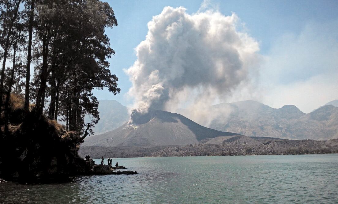 La actividad de Rinjani, un volcán de 3 mil 726 metros de altura, aumentó desde la semana pasada (REUTERS)