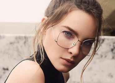 Belinda impacta en redes sociales con look de colegiala