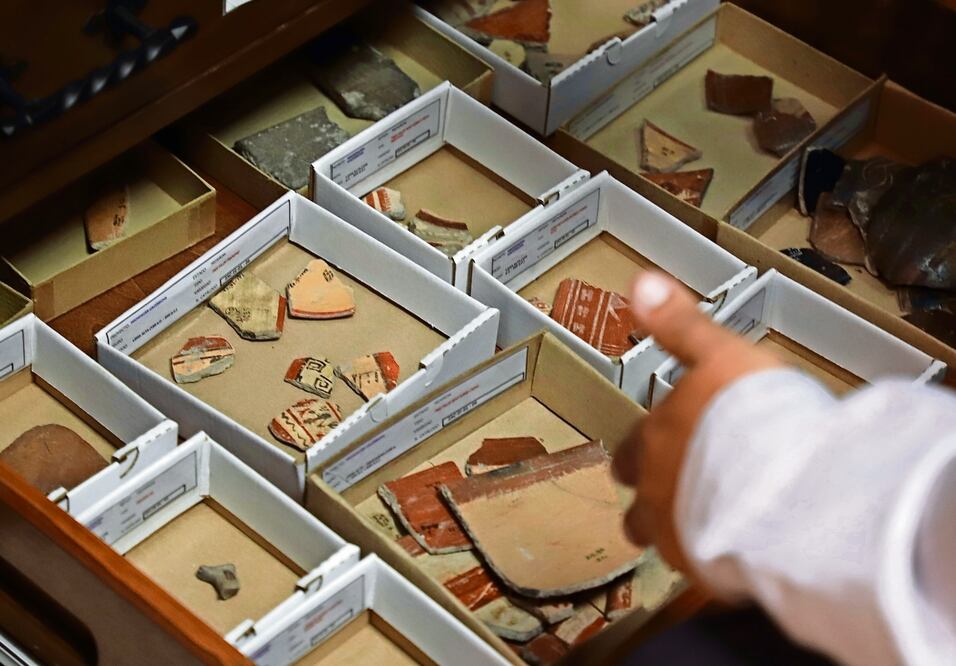 Imagen del laboratorio de arqueología del CEMCA, en el que se comparan piezas de reciente hallazgo con las pertenecientes a un inventario que el Centro ha construido a lo largo del tiempo. Foto: Berenice Fregoso / EL UNIVERSAL