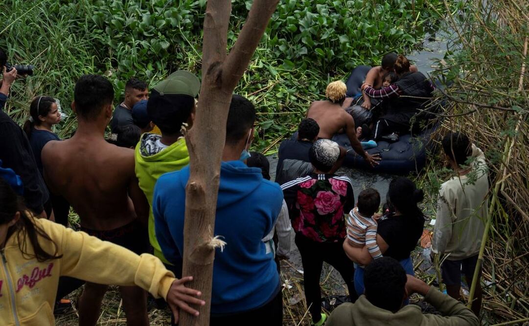 Solicitantes de asilo cruzan el Río Grande en un colchón de aire hacia Brownsville, Texas / Foto: Verónica G. Cárdenas / AFP