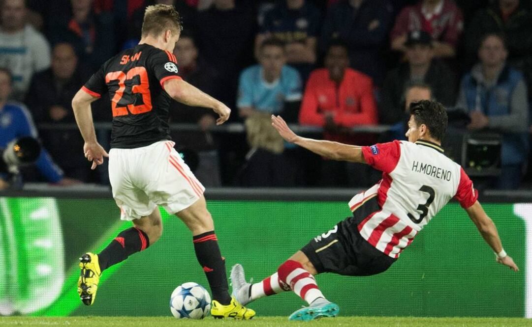 El momento de la falta de Moreno a Shaw. Foto: EFE