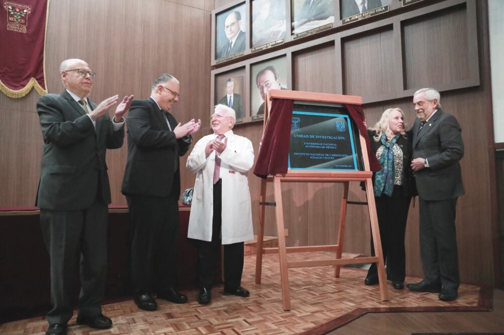 Marco Antonio Ramírez Ríos, director de lnstituto Nacional de Cancerología (de bata), en la inauguración de la Unidad de Medicina Traslacional (ALEJANDRA LEYVA. EL UNIVERSAL)