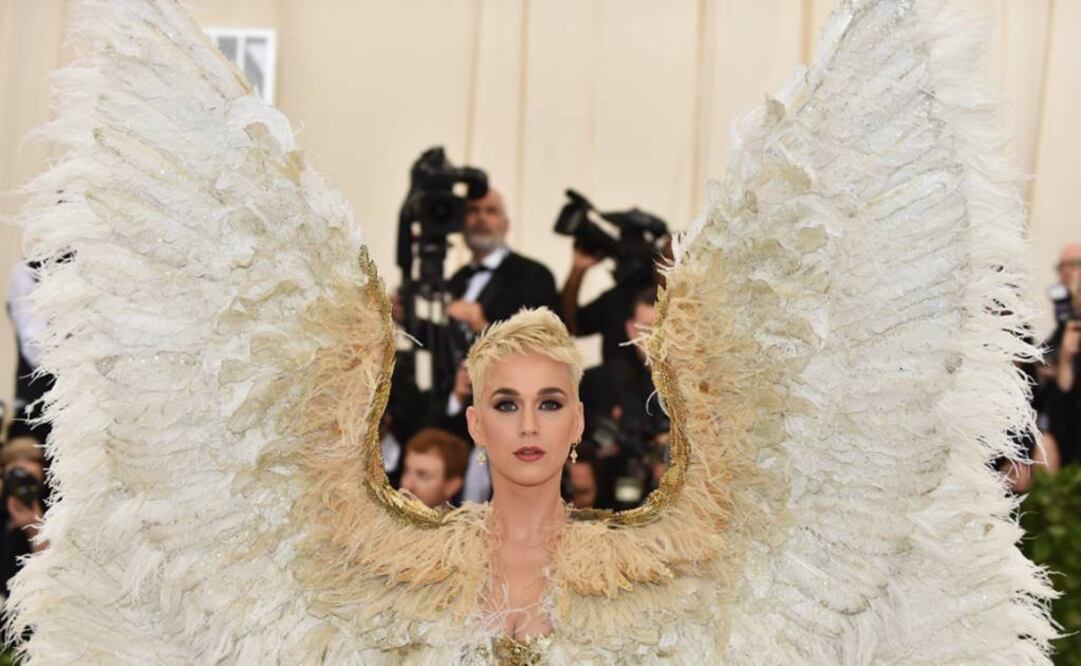 Katy Perry llegó como un ángel, con todo y alas FOTO:AFP