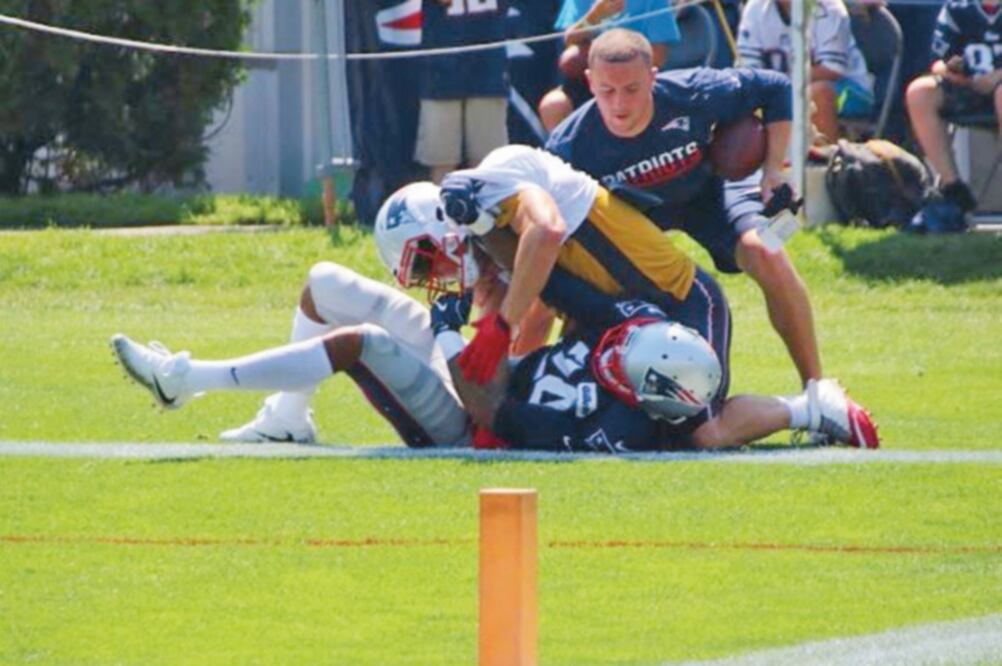 Los rijosos se fueron al suelo en la zona de anotación en las prácticas; fueron separados y luego expulsados. (USA TODAY SPORTS)