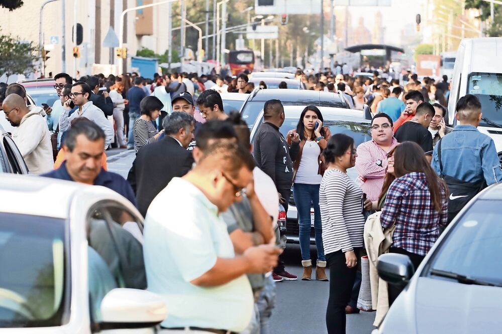 Un sismo de magnitud 7.2 se sintió ayer y se reportó saldo blanco, porque sólo hubo daños menores. Las autoridades capitalinas informaron que se recibieron 246 reportes (BERENICE FREGOSO. EL UNIVERSAL)