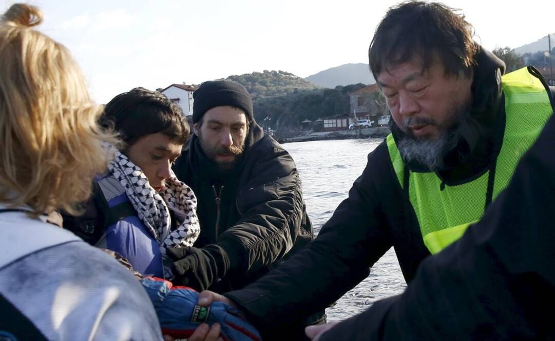 Weiwei ayuda a refugiados afganos a su llegada a la isla griega de Lesbos. FOTO: Giorgos Moutafis/REUTERS.