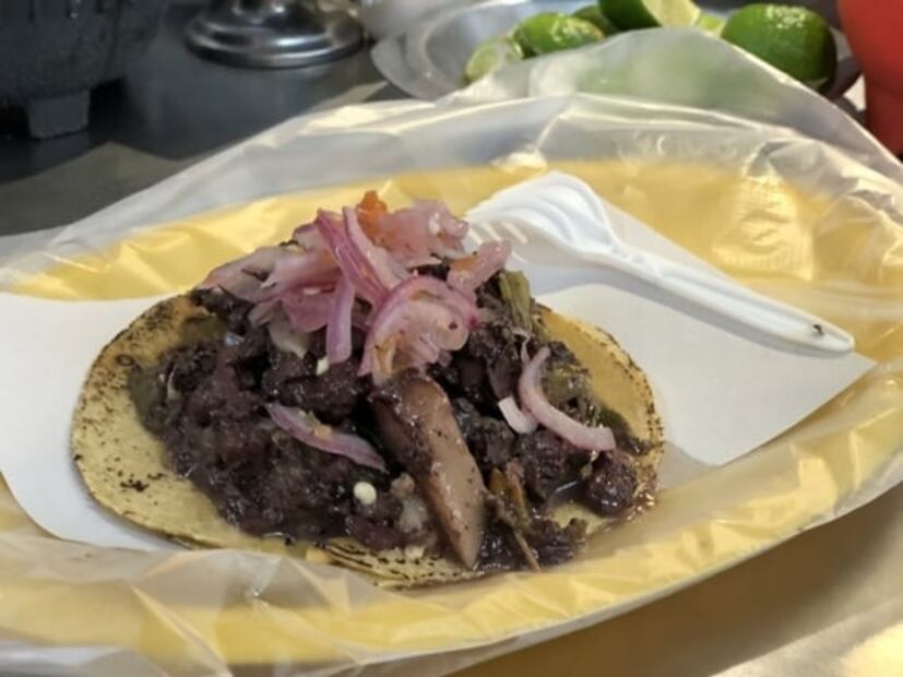 Encuentra los mejores tacos de bistec en el Mercado Romero Rubio