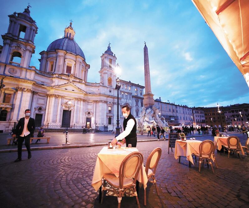 Una plaza vacía en Roma, antes del inicio del toque de queda nocturno implementado para combatir el alza en los contagios de coronavirus. Foto: Filippo MONTEFORTE. AFP