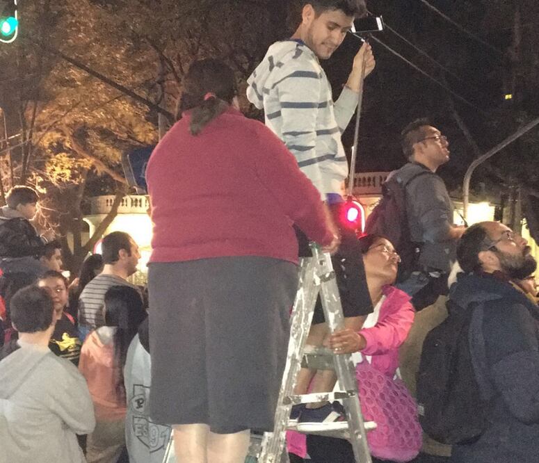 Historia: Llevó la escalera para poder ver al Papa