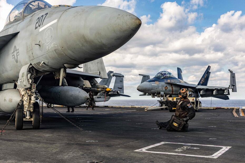 Un Super Hornet F/A-18F se prepara para participar en la operación Furia Épica, desde el portaaviones USS Gerald R. Ford, en el Mar Mediterráneo. FOTO: AFP