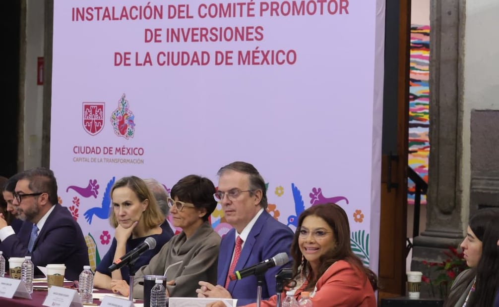 Junto al secretario de Economía de México, Marcelo Ebrard, la mandataria capitalina encabezó la instalación del Comité Promotor de Inversiones de la Ciudad de México.
Foto: Especial.