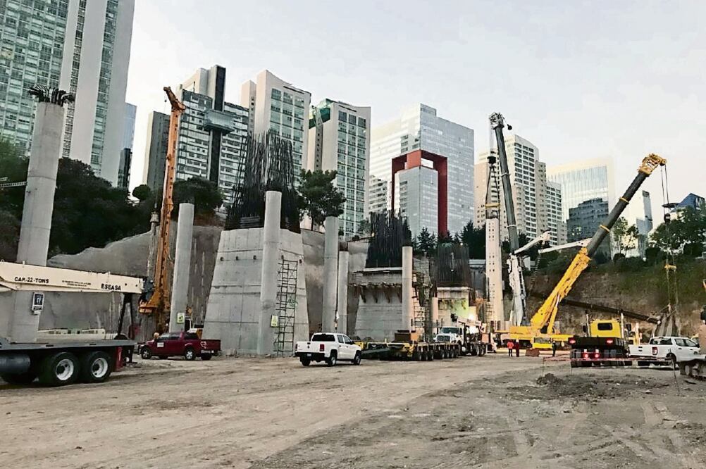 La Secretaría de Obras y Servicios de la Ciudad de México (Sobse) dio a conocer que ayer fue montada la única columna prefabricada que formará parte de la estación Santa Fe, del Tren Interurbano México-Toluca (ESPECIAL)