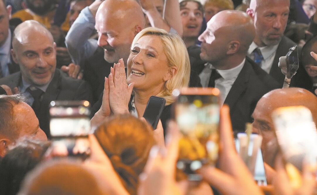 La candidata ultraderechista a la presidencia francesa, Marine Le Pen, con seguidores en Arras. Foto: Michel Euler. AP