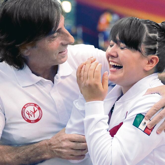 El mentor español vivió el salto con los mismos nervios que su alumna. Foto: VADIM GHIRDA. AP