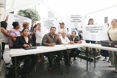 Diputado de Morena despacha desde la calle