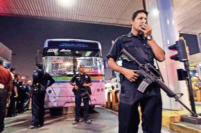 Asesinan a policía a bordo de transporte público