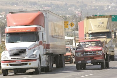 Cae más de 80% la producción y exportación de camiones pesados en abril
