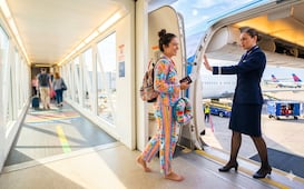 ¿Te pueden bajar del avión por vestir de esta manera? Las reglas que pocos conocen
