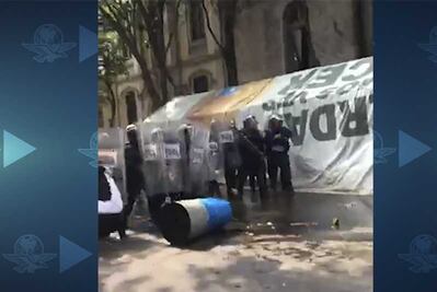 Enfrentamiento por desalojo en la calle Londres deja 15 granaderos heridos y 3 civiles más