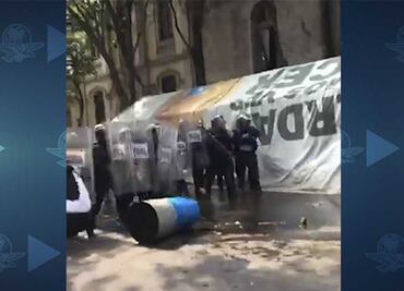 Enfrentamiento por desalojo en la calle Londres deja 15 granaderos heridos y 3 civiles más