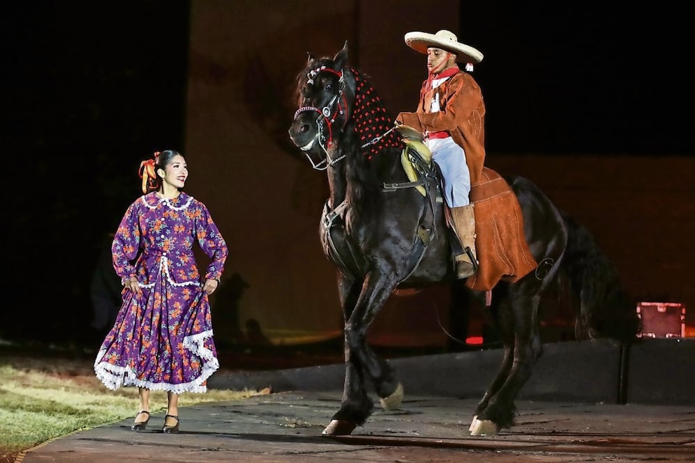 Caballos bailadores también participaron al ritmo de la música del Valle de Apatzingán. Foto: Especial