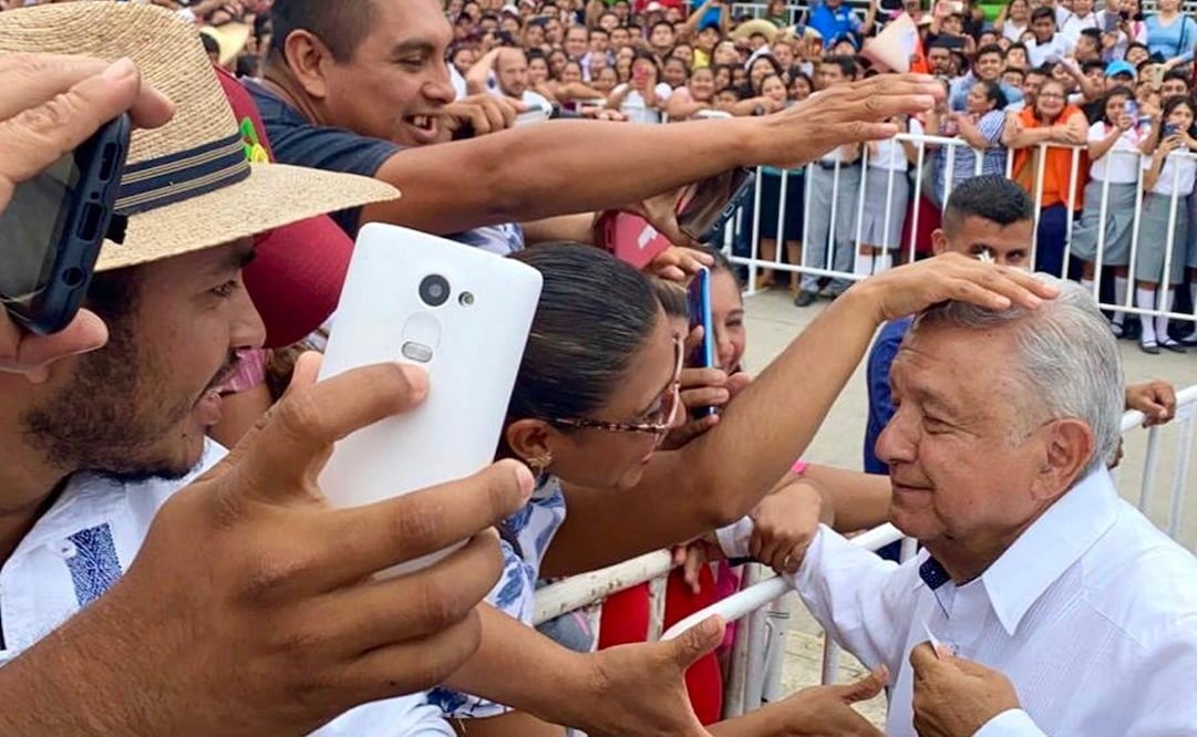 "Cómo no vamos a querer abrazarlo si es el presidente, él salió  de aquí, de esta tierra", señaló una asistente. Foto: Cortesía / Presidencia