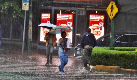 ¡No te vayas a mojar! Activan Alerta Amarilla y Naranja por lluvias fuertes en CDMX