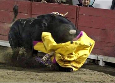 La torera Hilda Tenorio sufre terrible cornada en Puebla