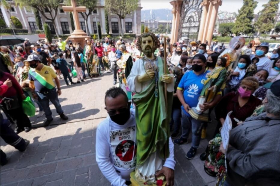 Poca venta, panteones cerrados, tradiciones interrumpidas. Una difícil temporada de Día de Muertos en imágenes