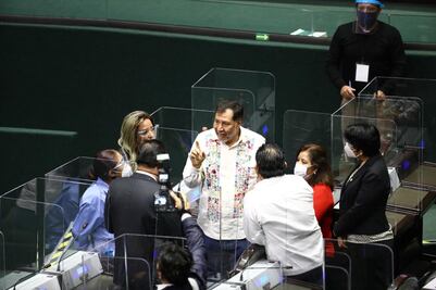 "Sigo vivo", dice Fernández Noroña tras freno a Dulce María Sauri