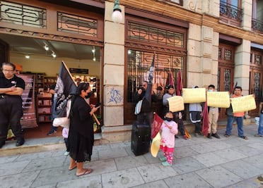 Organización indígena protesta en la librería Ricardo Flores Magón del FCE, en Oaxaca