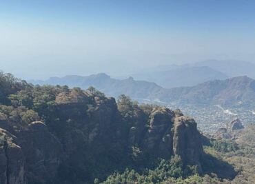 Controlan al 100% incendio en cerro de Tepoztlán, Morelos; estiman 220 hectáreas devastadas por el fuego