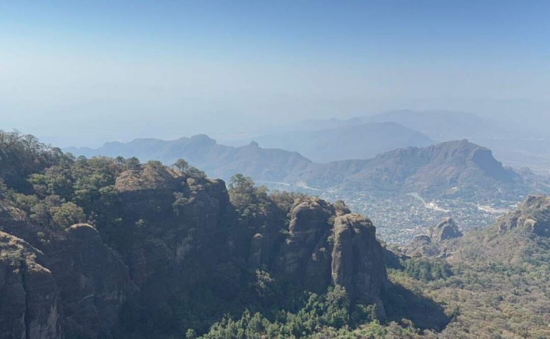 El Mando Unificado de Incendios Forestales informó que luego de 4 días, fue controlado al 100% el incendio en cerro de Tepoztlán en Morelos (28/03/2025). Foto: Especial