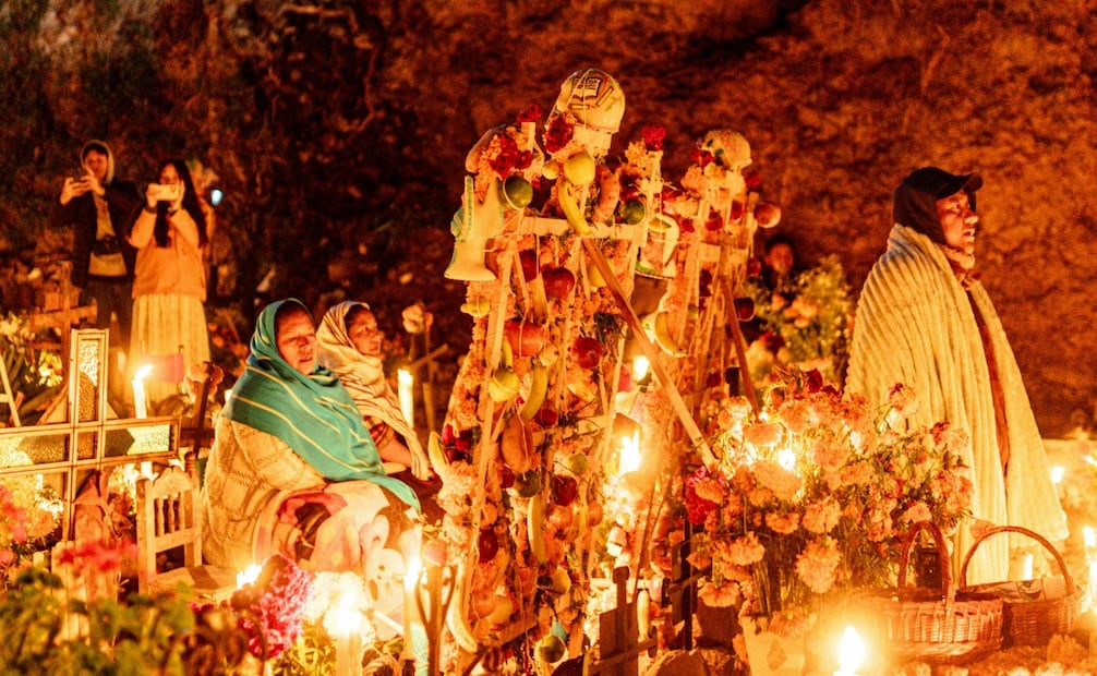 Las tumbas del cementerio de Janitzio se visten con arcos de flores de cempasúchil, manteles bordados y ofrendas. Foto: Pexels