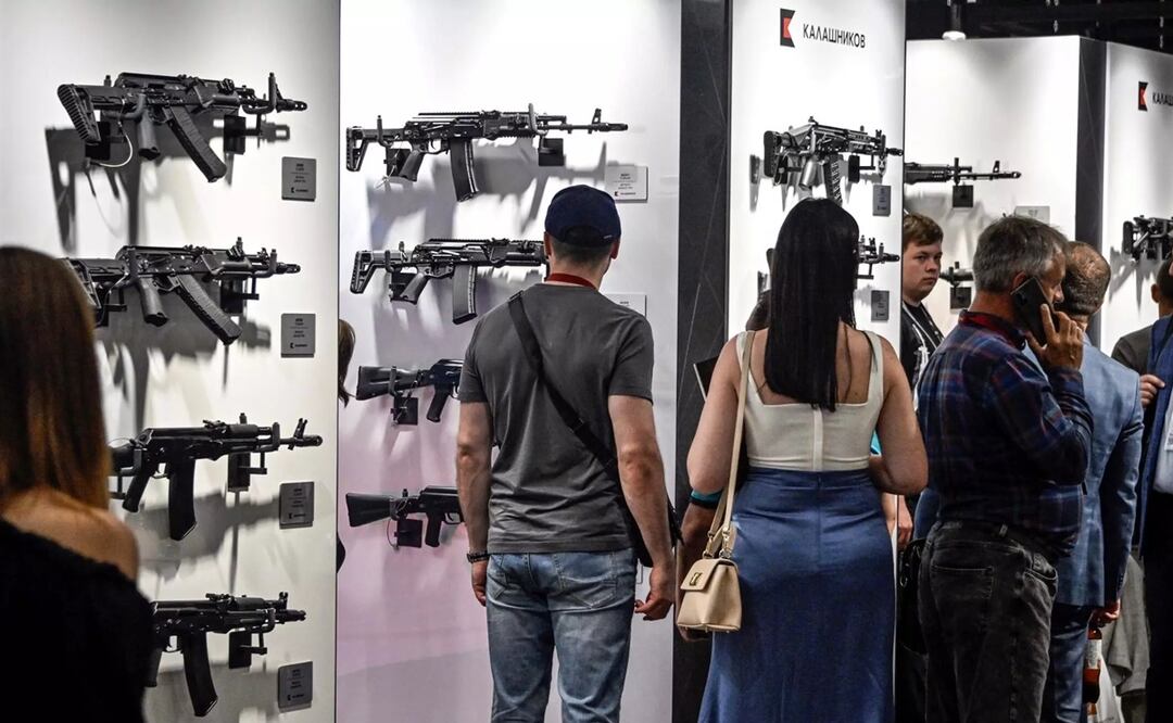 Unos visitantes observan unas armas del fabricante ruso Kalashnikov el 15 de agosto de 2023 en la exposición organizada en Kubinka, a las afueras de Moscú. Foto: AFP