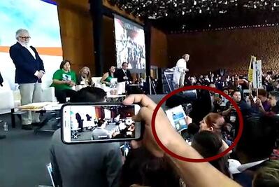 ¿Me hinco para que encuentren a mi hijo?: Madre a AMLO