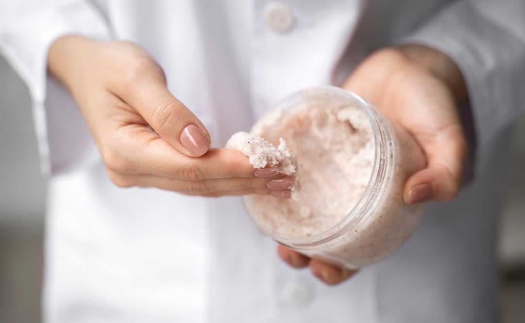 El bicarbonato de sodio tiene una textura arenosa, lo que sirve como exfoliante físico. Foto: Freepik