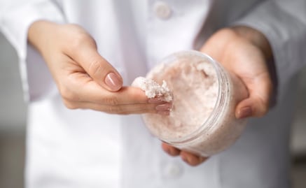 Cómo exfoliar los codos y rodillas con bicarbonato de sodio