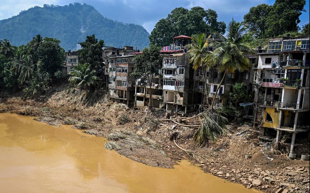 Árboles arrancados yacen junto a edificios dañados tras el paso del ciclón Ditwah en la ciudad de Gampola, distrito de Kandy, Sri Lanka, el 4 de diciembre de 2025. Los pronósticos de lluvia para este jueves aumentaron el temor de mayores daños en el sur y sudeste de Asia. Foto: AFP