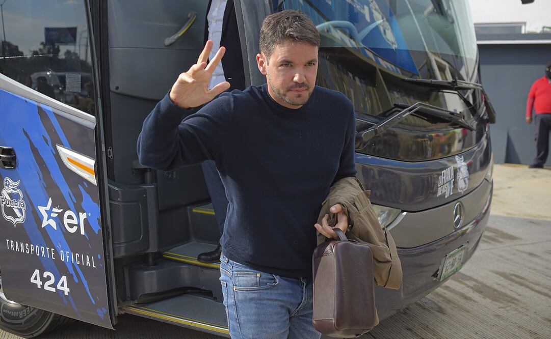Nicolás Larcamón llegando al estadio Cuauhtémoc - FOTO: Imago7