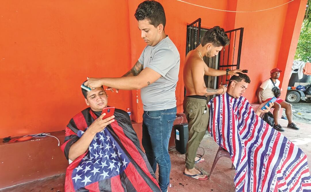 Alejandro Villarreal, de 28 años y originario de Venezuela, había migrado hace años a Colombia. Hace un mes decidió emprender el viaje para llegar a Estados Unidos, pero no lo ha logrado; en Oaxaca se dedica a cortar el cabello para ganar un poco de diner