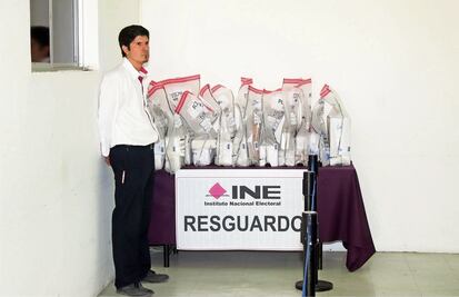 Acusan irregularidades  en INE con credenciales