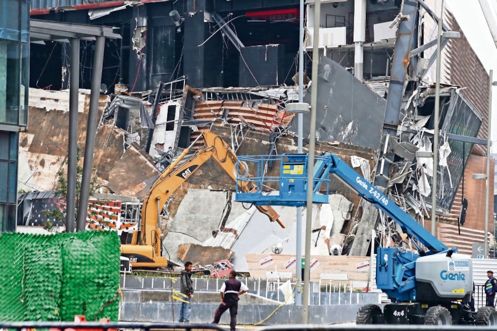 Pesquisa. La mañana del 12 de julio una de las estructuras de la Plaza Artz se derrumbó por el sobrepeso en la terraza, indica la PGJCDMX. Foto: ARCHIVO EL UNIVERSAL