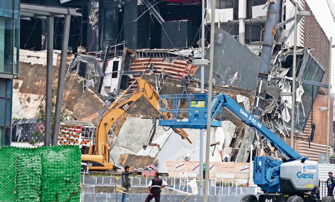 Pesquisa. La mañana del 12 de julio una de las estructuras de la Plaza Artz se derrumbó por el sobrepeso en la terraza, indica la PGJCDMX. Foto: ARCHIVO EL UNIVERSAL