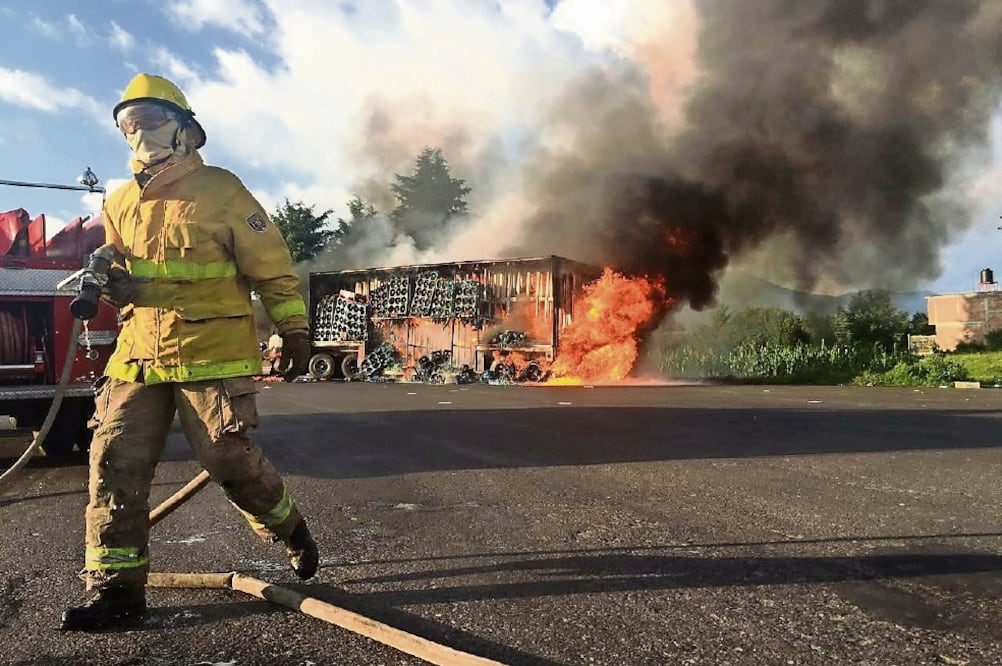 Jóvenes normalistas incendiaron ayer diversos vehículos, incluidos una camioneta de una empresa de telefonía y un camión repartidor de refrescos. La organización de las escuelas de la entidad dijo que radicalizará sus protestas (CARLOS ARRIETA)