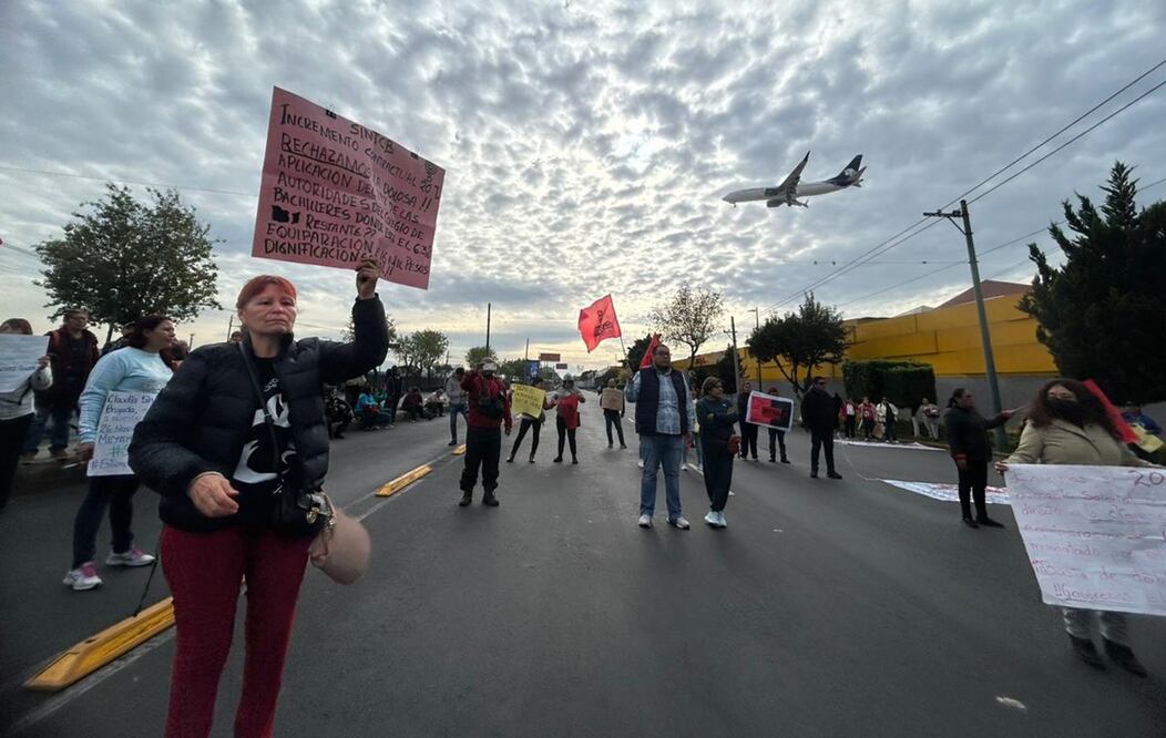 CDMX, 01 Diciembre 2023.- Trabajadores del colegio de Bachilleres pertenecientes al sindicato, se encuentran frente a la terminal 1 del AICM, pretendían avanzar hacia el Bulevar Puerto Aereo pero fueron contenidos por granaderos. 

Foto y Video: Ivan Montaño/ @HalconOnce.
