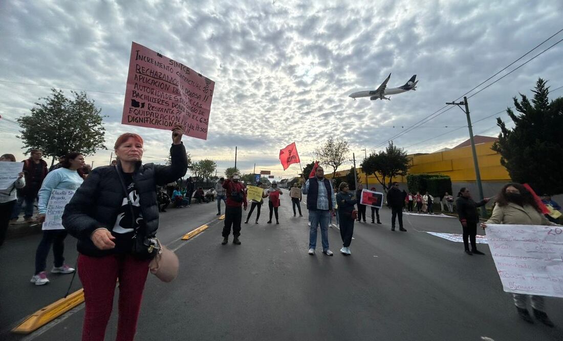 CDMX, 01 Diciembre 2023.- Trabajadores del colegio de Bachilleres pertenecientes al sindicato, se encuentran frente a la terminal 1 del AICM, pretendían avanzar hacia el Bulevar Puerto Aereo pero fueron contenidos por granaderos.
Foto y Video: Ivan Montaño/ @HalconOnce.