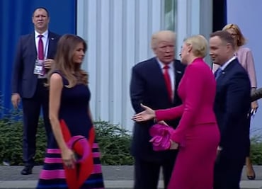 Primera dama de Polonia niega saludo a Trump y le da la mano a Melania