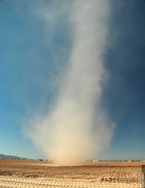 Los remolinos de polvo o arena no suelen representar un gran peligro, aunque pueden causar algunos daños. Foto: Organización Meteorológica Mundial